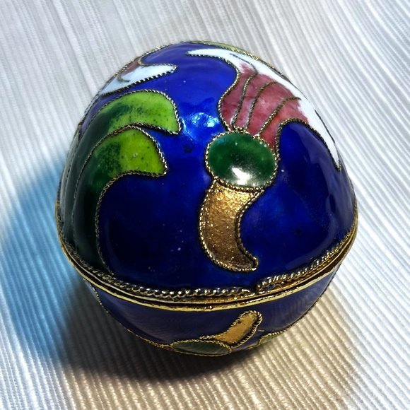 Porcelain Egg shaped Clossoine Trinket Box - Picture 6 of 9